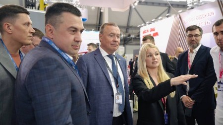 Генеральный директор SPK GROUP Евгений Макаров рассказал о роботизированной окраске главе Екатеринбурга Алексею Орлову