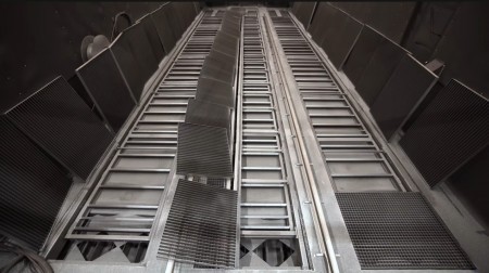 Как сохранить чистоту и производительность в дробеструйной камере?