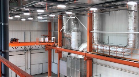 В зонах открытой окраски, где отсутствуют стены кабины, управление аэродинамикой становится задачей высочайшей инженерной сложности