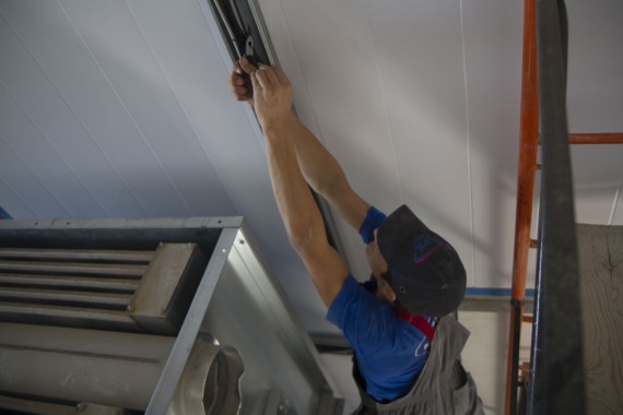 Установка камеры покраски на Заводе по производству дизельных двигателей в Астане (Казахстан)