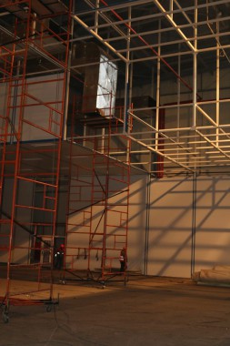 В авиационном центре в Астане ведется возведение стен камеры для окраски самолетов