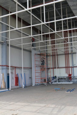 В авиационном центре в Астане ведется возведение стен камеры для окраски самолетов
