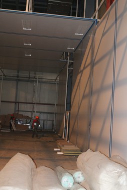 В авиационном центре в Астане ведется возведение стен камеры для окраски самолетов