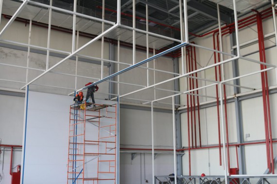 В авиационном центре в Астане ведется возведение стен камеры для окраски самолетов