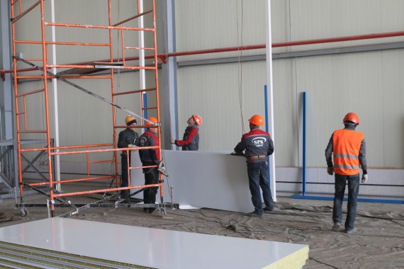 В авиационном центре в Астане ведется возведение стен камеры для окраски самолетов