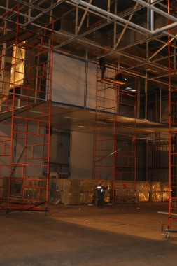 В авиационном центре в Астане ведется возведение стен камеры для окраски самолетов