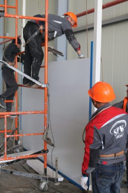 В авиационном центре в Астане ведется возведение стен камеры для окраски самолетов