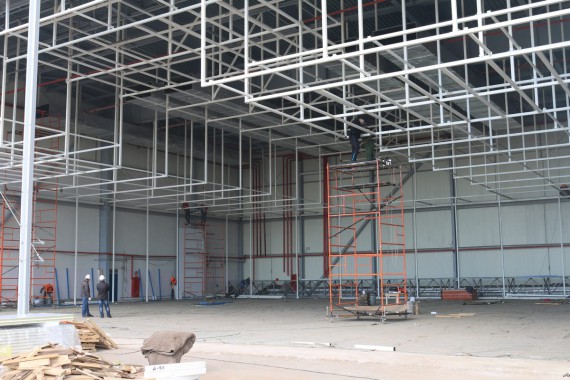 В авиационном центре в Астане ведется возведение стен камеры для окраски самолетов