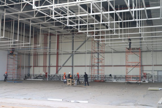 В авиационном центре в Астане ведется возведение стен камеры для окраски самолетов