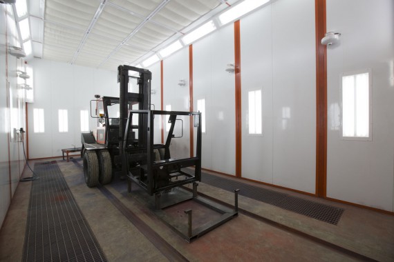 В г. Невьянске (Свердловская область) состоялся запуск покрасочно-сушильной камеры для погрузчиков