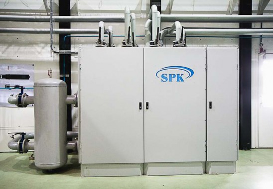 Электровозосборочный завод. Камера покраски железнодорожной техники.