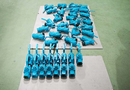 Электровозосборочный завод. Камера покраски железнодорожной техники.