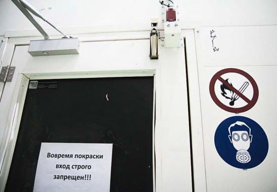 Электровозосборочный завод. Камера покраски железнодорожной техники.