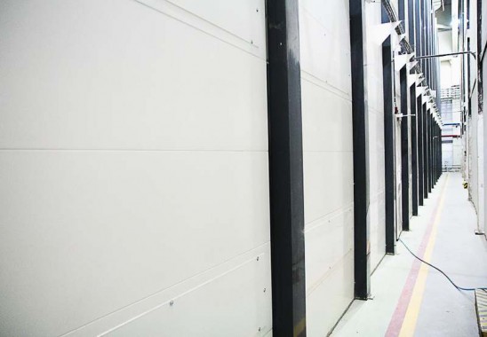 Электровозосборочный завод. Камера покраски железнодорожной техники.