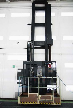 Электровозосборочный завод. Камера покраски железнодорожной техники.