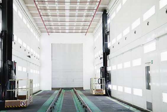 Электровозосборочный завод. Камера покраски железнодорожной техники.