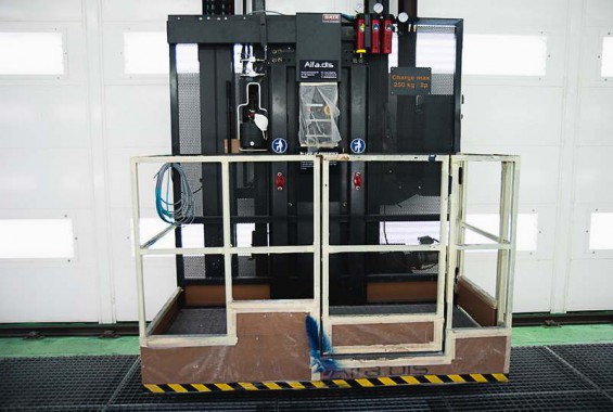 Электровозосборочный завод. Камера покраски железнодорожной техники.