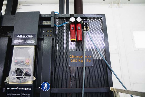 Электровозосборочный завод. Камера покраски железнодорожной техники.