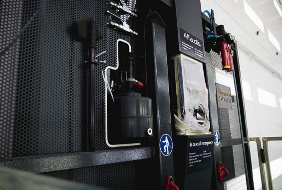 Электровозосборочный завод. Камера покраски железнодорожной техники.