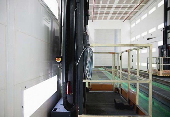 Электровозосборочный завод. Камера покраски железнодорожной техники.