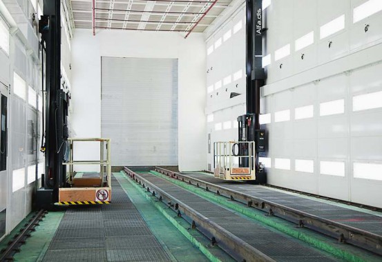 Электровозосборочный завод. Камера покраски железнодорожной техники.