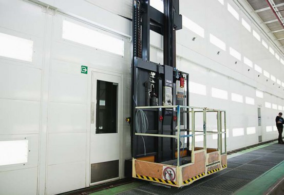 Электровозосборочный завод. Камера покраски железнодорожной техники.