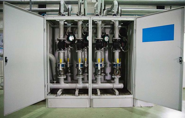 Электровозосборочный завод. Камера покраски железнодорожной техники.