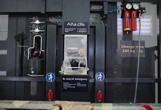 Электровозосборочный завод. Камера покраски железнодорожной техники.