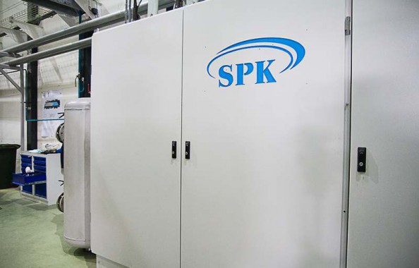 Электровозосборочный завод. Камера покраски железнодорожной техники.