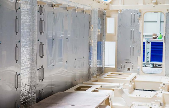 Электровозосборочный завод. Камера покраски железнодорожной техники.