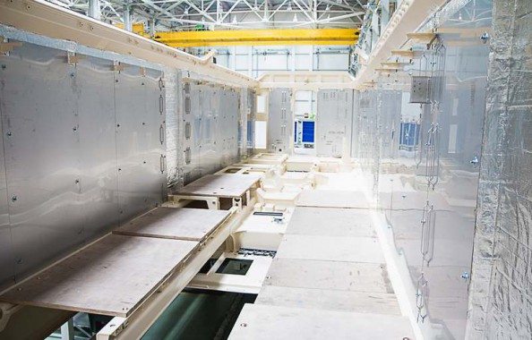 Электровозосборочный завод. Камера покраски железнодорожной техники.