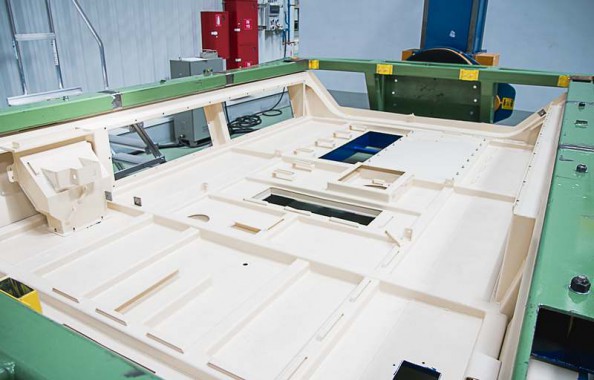 Электровозосборочный завод. Камера покраски железнодорожной техники.