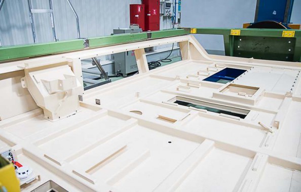 Электровозосборочный завод. Камера покраски железнодорожной техники.