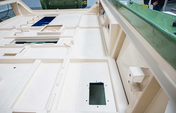 Электровозосборочный завод. Камера покраски железнодорожной техники.