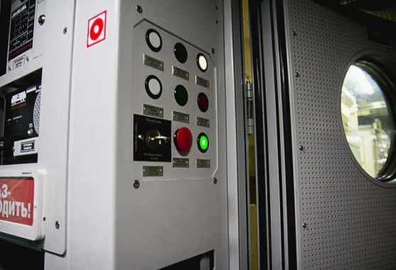 Электровозосборочный завод. Камера покраски железнодорожной техники.