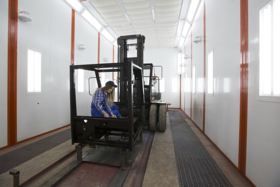 Смотрите фото окрасочной камеры SPK GROUP для погрузчиков